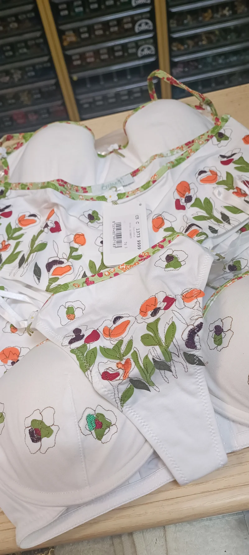 Completo intimo fantasia donna Off-limits Parah composto da reggiseno Cup B push -up, culotte e perizoma. Taglia 3. 200 g..