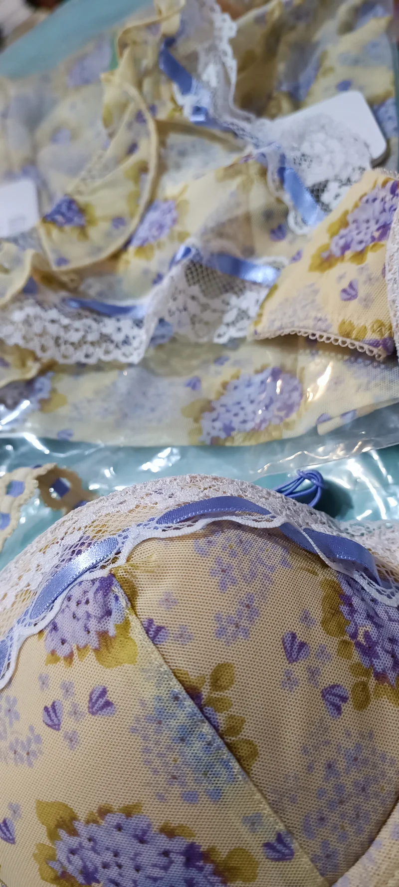Completo tre pezzi intimo donna della Off-limits Parah, top fantasia con pizzo e nastro di raso, reggiseno Cup B push - up, e perizoma. Misura 2°. 250g.
