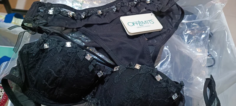 Completo intimo donna Off-limits Parah,reggiseno fascia imbottita con pietre e culotte con pietre, colore nero. 150 g.