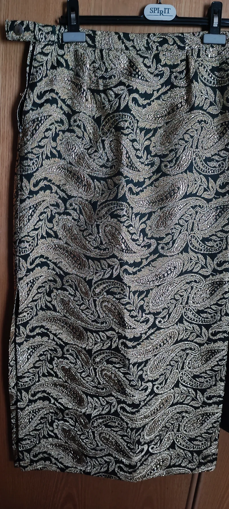 Gonna lunga, elegante di lamé oro e verdone con spacco laterale., taglia 44( usato). 600g.