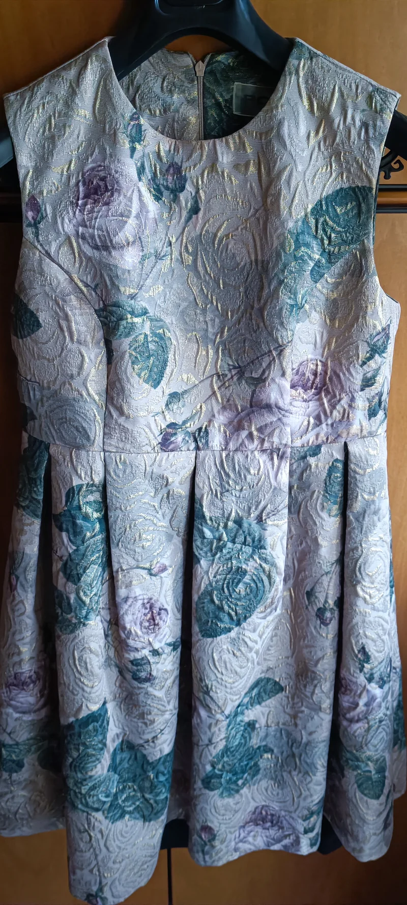 Abito elegante in broccato, senza maniche, taglia 44( usato). 600g.