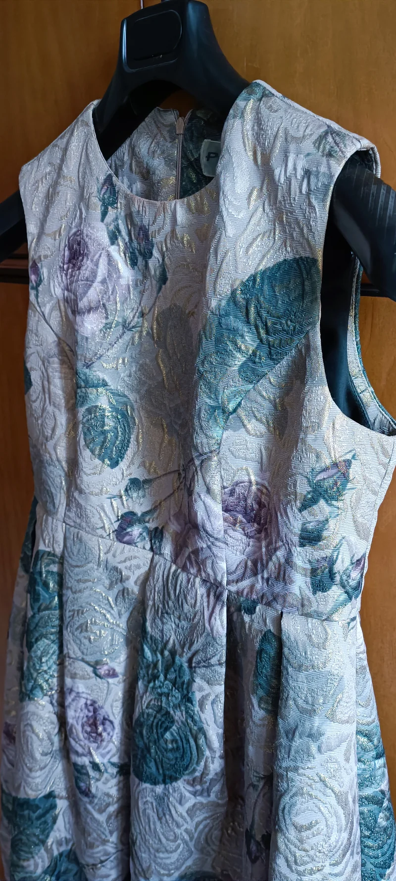 Abito elegante in broccato, senza maniche, taglia 44( usato). 600g.