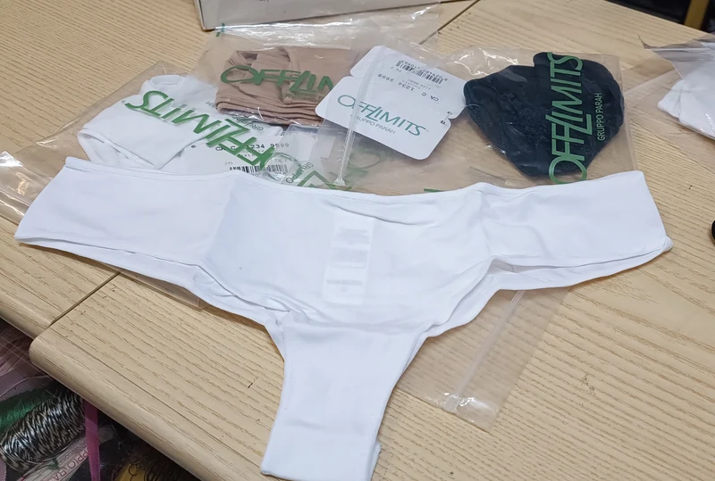 Quattro slip donna, modello culotte, della Off-limits Parah, taglia 2, colori in foto. 200g.