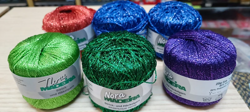 Nora Madeira in gomitoli di lurex, viscosa(80%), 25 g.