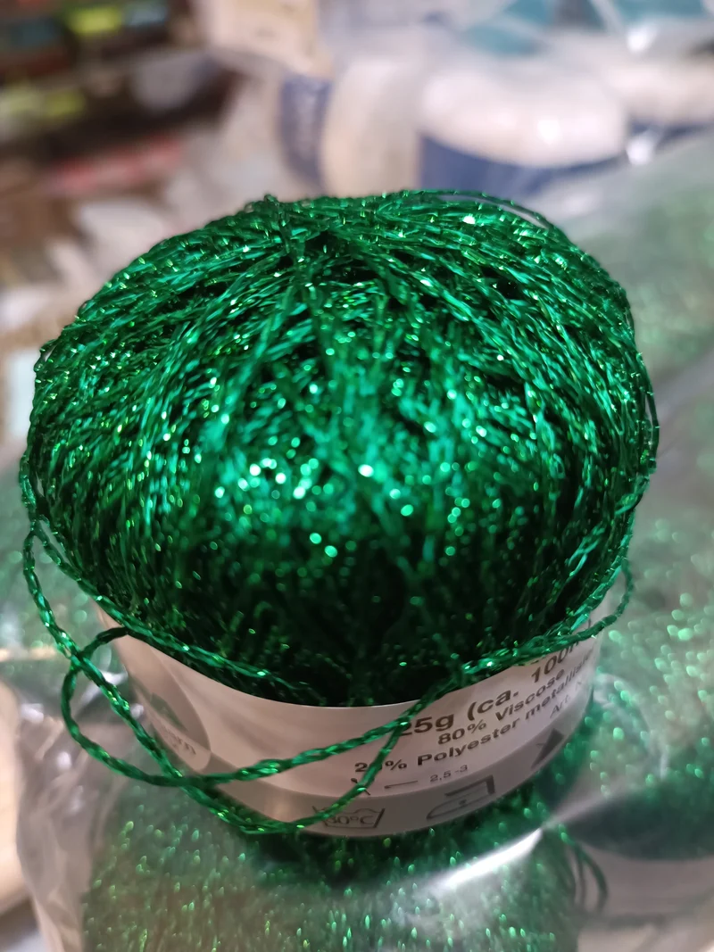 Nora Madeira in gomitoli di lurex, viscosa(80%), 25 g.