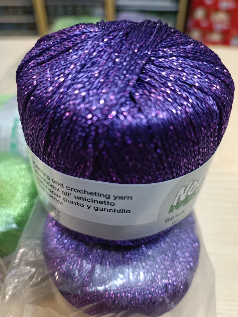 Nora Madeira in gomitoli di lurex, viscosa(80%), 25 g.
