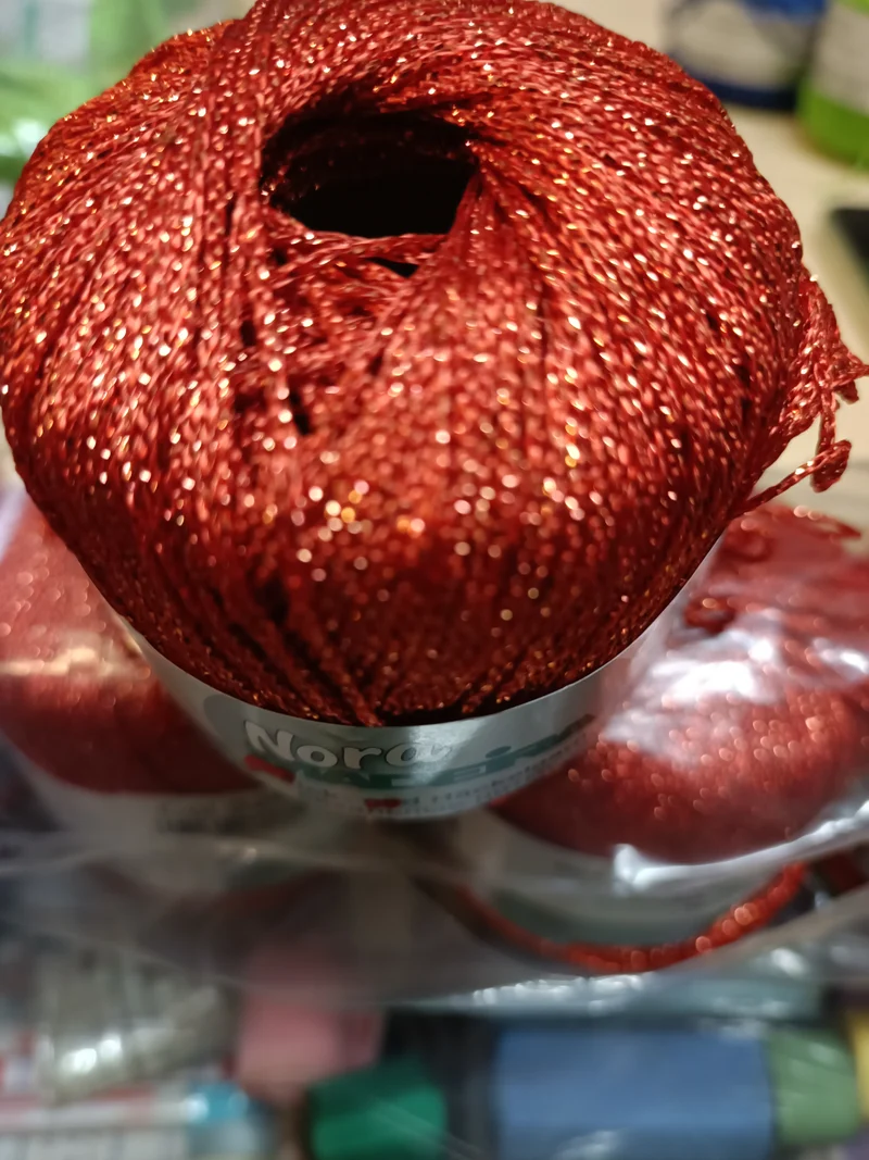 Nora Madeira in gomitoli di lurex, viscosa(80%), 25 g.