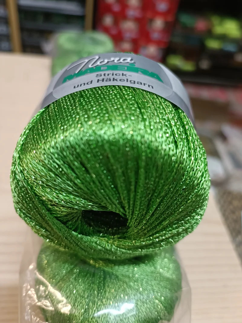 Nora Madeira in gomitoli di lurex, viscosa(80%), 25 g.