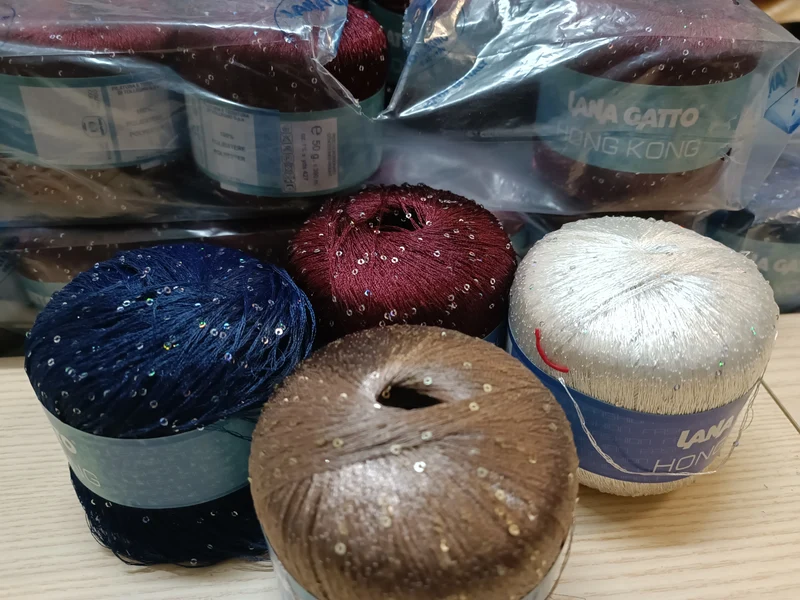 Lana Gatto Hong Kong in gomitoli di lurex e micro paillettes. 50 g.