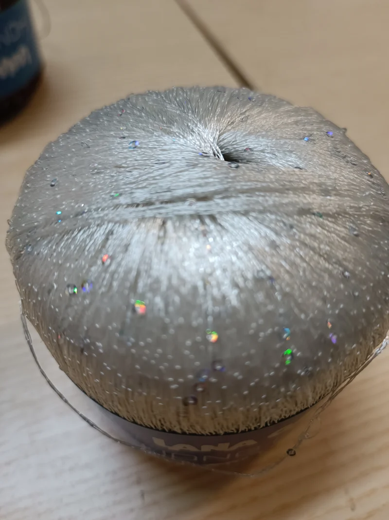 Lana Gatto Hong Kong in gomitoli di lurex e micro paillettes. 50 g.