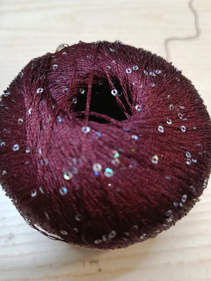 Lana Gatto Hong Kong in gomitoli di lurex e micro paillettes. 50 g.