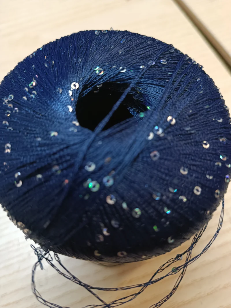 Lana Gatto Hong Kong in gomitoli di lurex e micro paillettes. 50 g.