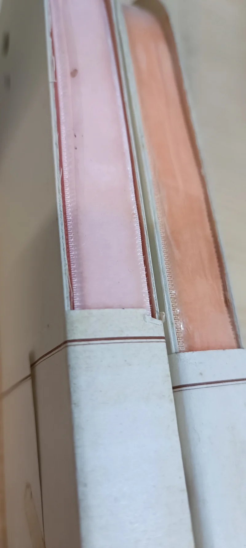 Due confezioni di nastro in velluto, due tonalità di rosa, m 10 x 1,5 cm.. 200 g.