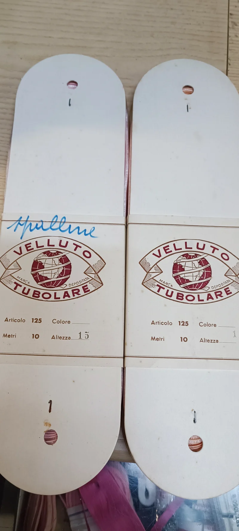 Due confezioni di nastro in velluto, due tonalità di rosa, m 10 x 1,5 cm.. 200 g.