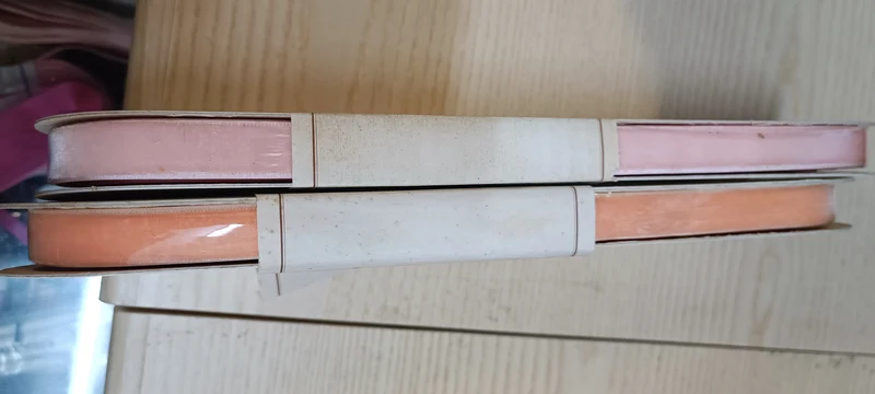 Due confezioni di nastro in velluto, due tonalità di rosa, m 10 x 1,5 cm.. 200 g.