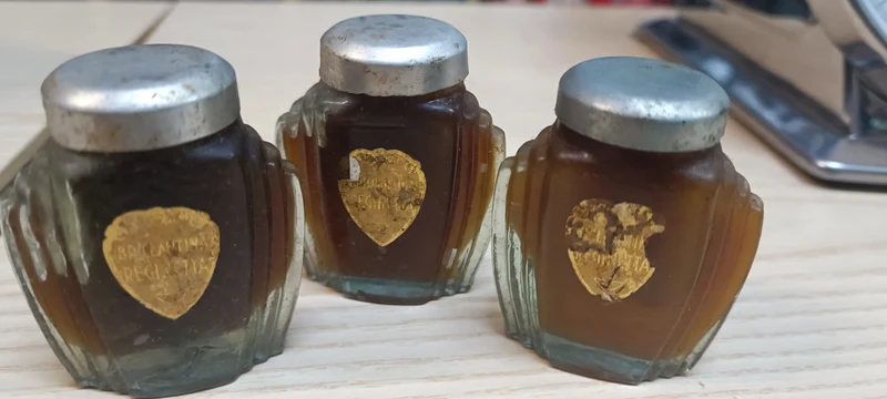 Per gli appassionati di vintage. Tre flaconi di Brillantina Reginetta. 150g.