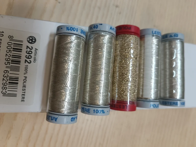Cinque spagnolette di poliestere, oro e argento. 60 g.