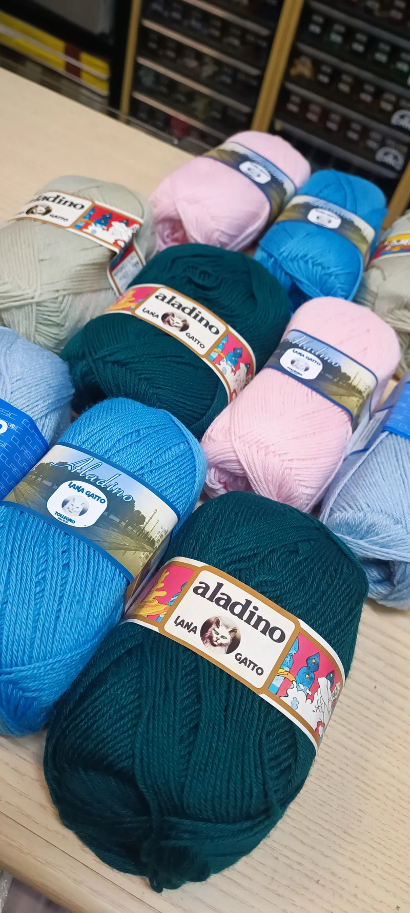 Un mix di misto lana Aladino Gatto, due gomitoli per colore(colori in foto). 500g.