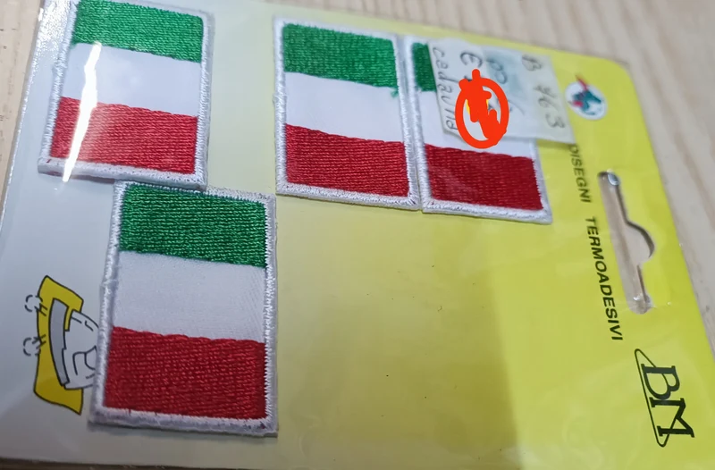 Confezione di quattro bandiere italiane termoadesive. 60g.