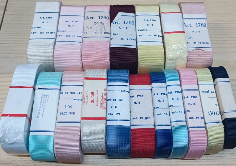 Stock di nastri gros - grain da 10 m cadauno, colori e altezze assortiti (primo giro con macchioline del tempo) 1,4kg.