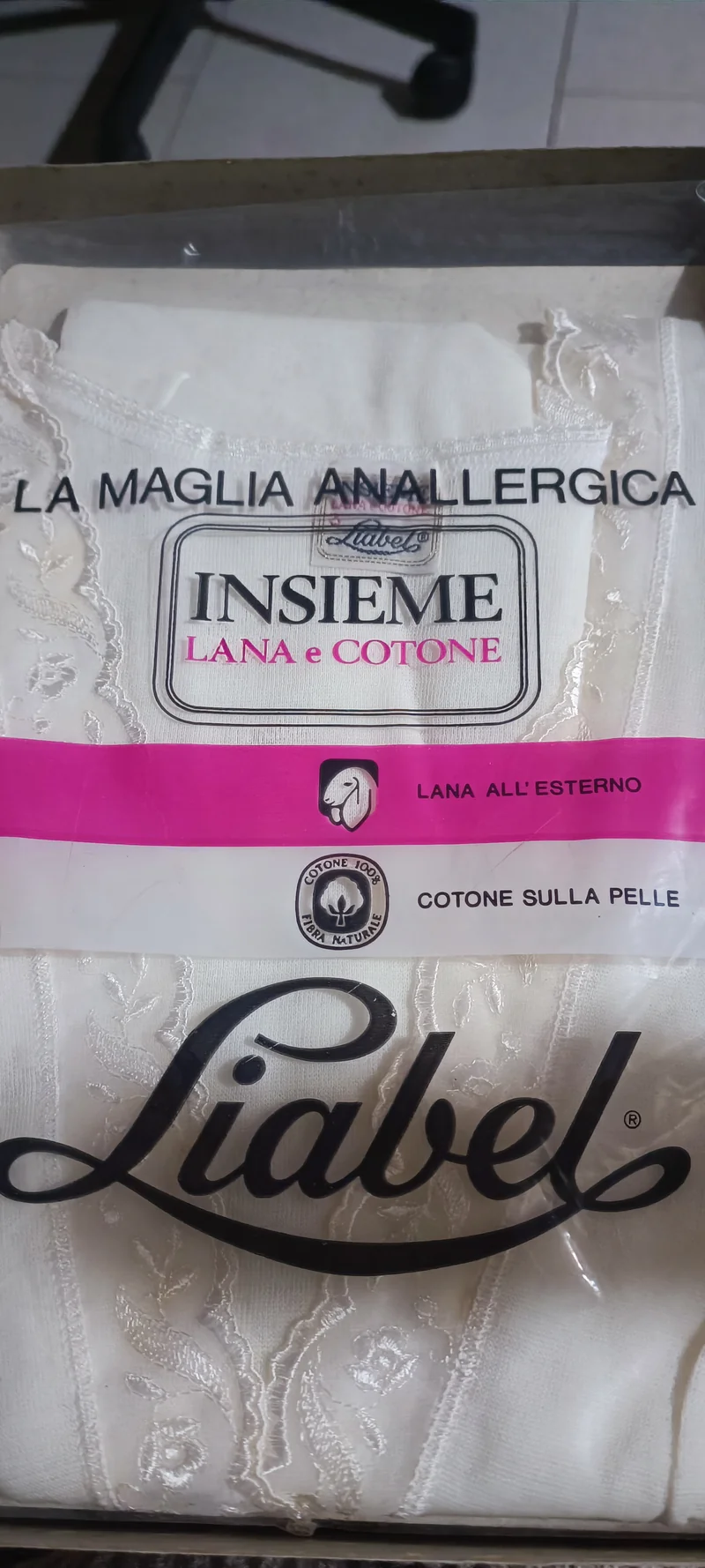 Maglie intime anallergiche, lana e cotone, mezza manica, Insieme Liabel. Scollo con pizzo(qualche macchiolina). Taglia 3. Quattro capi. 400g