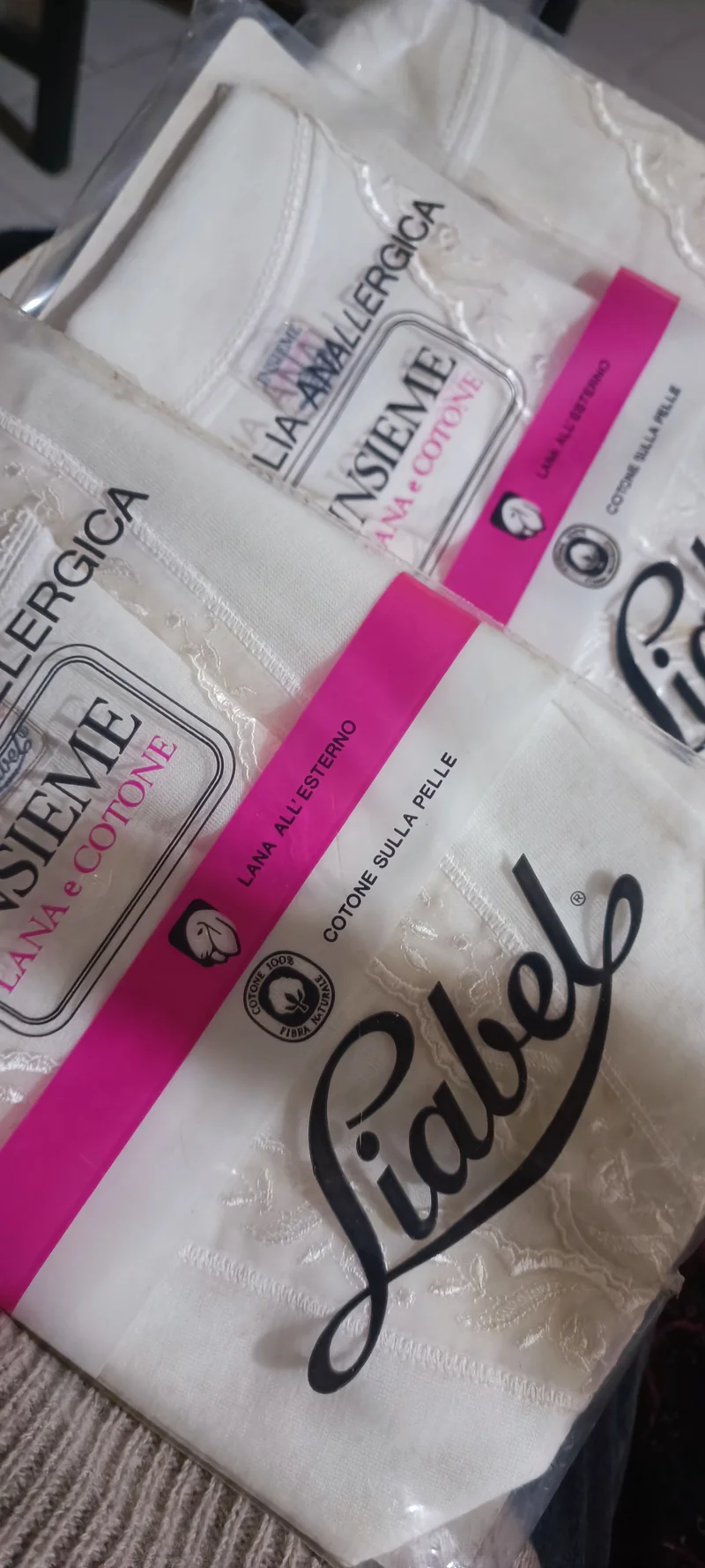 Maglie intime anallergiche, lana e cotone, mezza manica, Insieme Liabel. Scollo con pizzo(qualche macchiolina). Taglia 3. Quattro capi. 400g