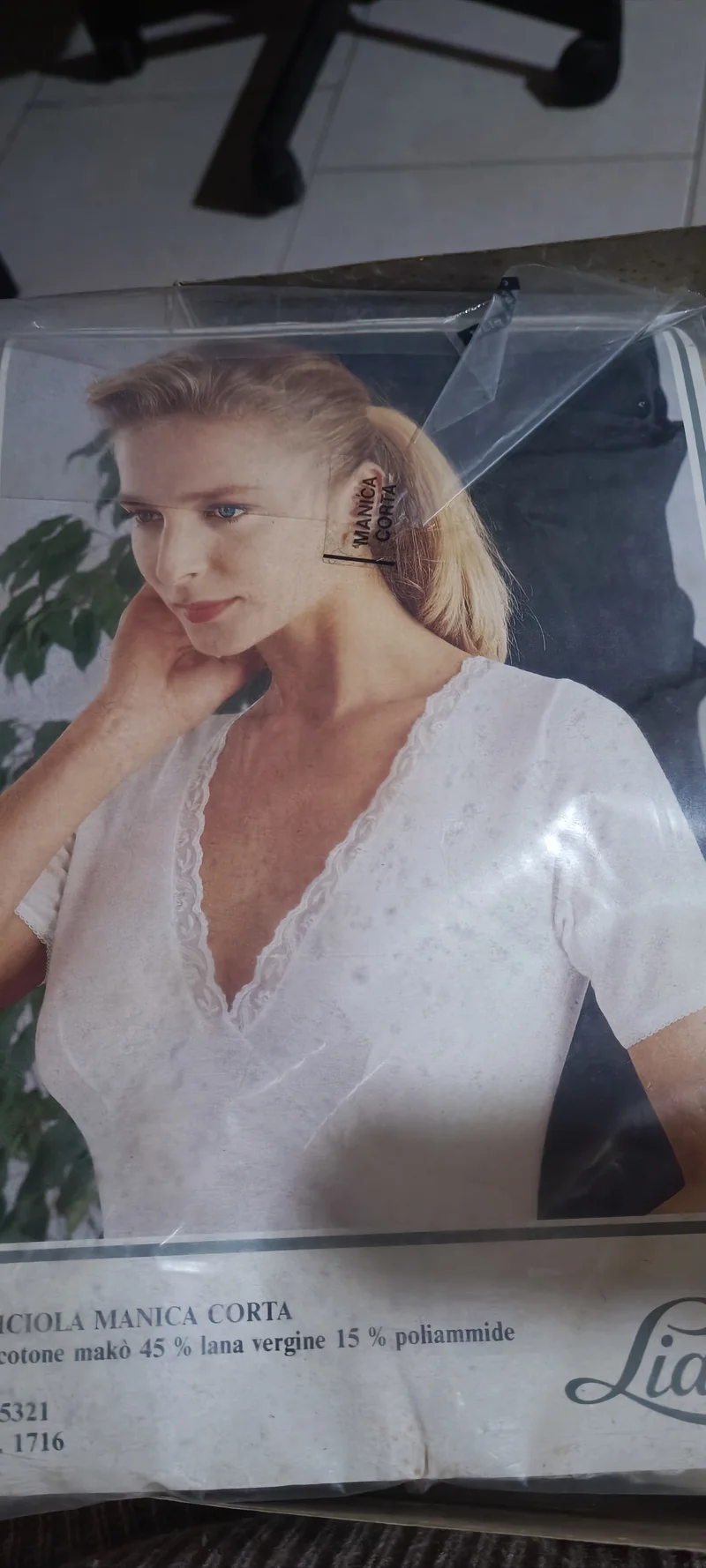 Maglie intime anallergiche, lana e cotone, mezza manica, Insieme Liabel. Scollo con pizzo(qualche macchiolina). Taglia 3. Quattro capi. 400g