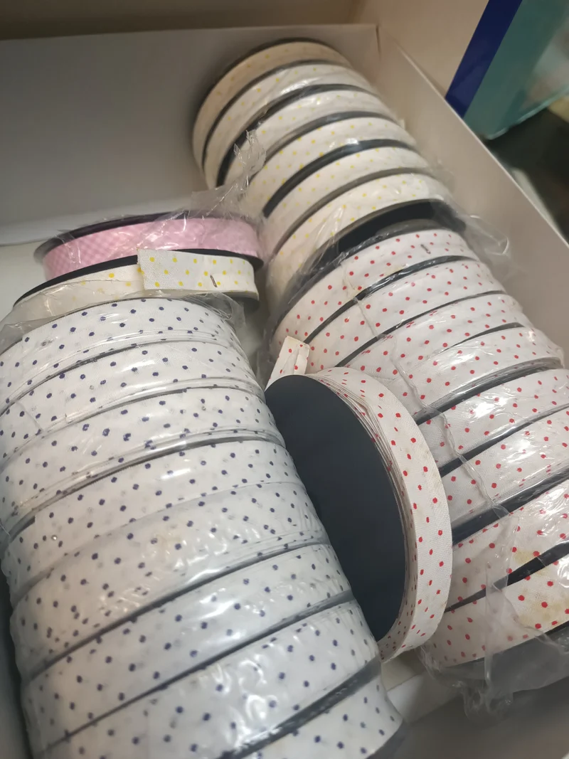 Sbieco fantasia(pois/rombi)100% cotone in rotoli di 20 m, per varie utilizzazioni. 50 g.