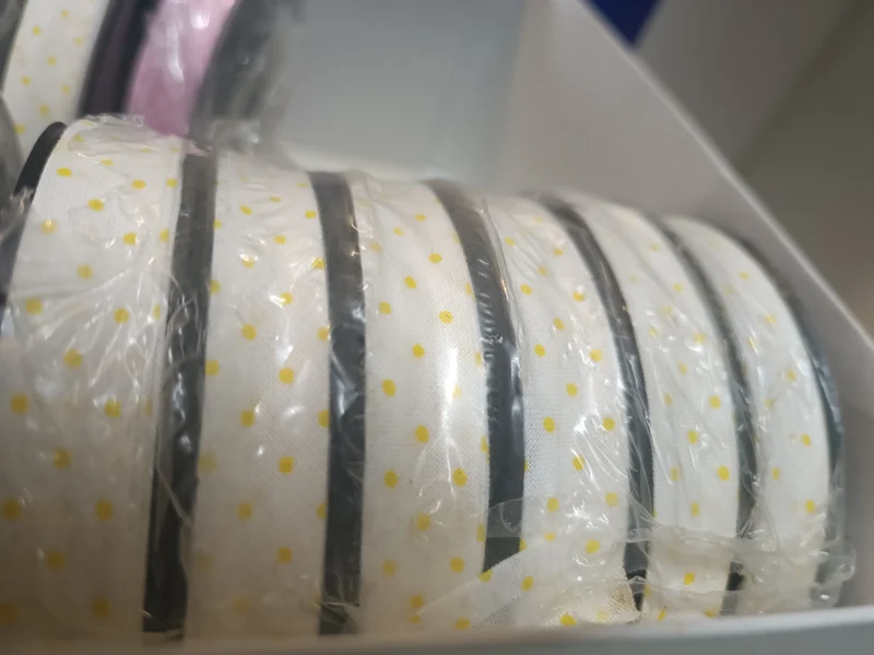 Sbieco fantasia(pois/rombi)100% cotone in rotoli di 20 m, per varie utilizzazioni. 50 g.