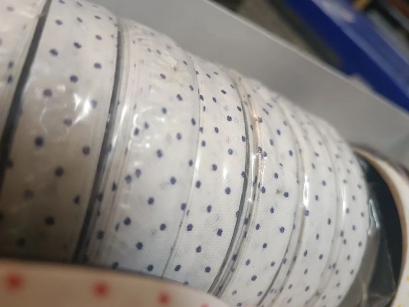 Sbieco fantasia(pois/rombi)100% cotone in rotoli di 20 m, per varie utilizzazioni. 50 g.
