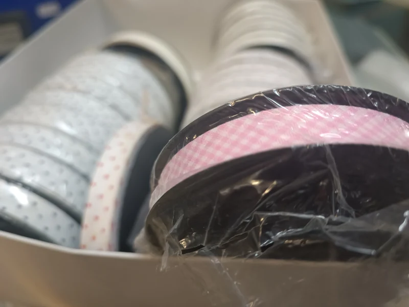 Sbieco fantasia(pois/rombi)100% cotone in rotoli di 20 m, per varie utilizzazioni. 50 g.