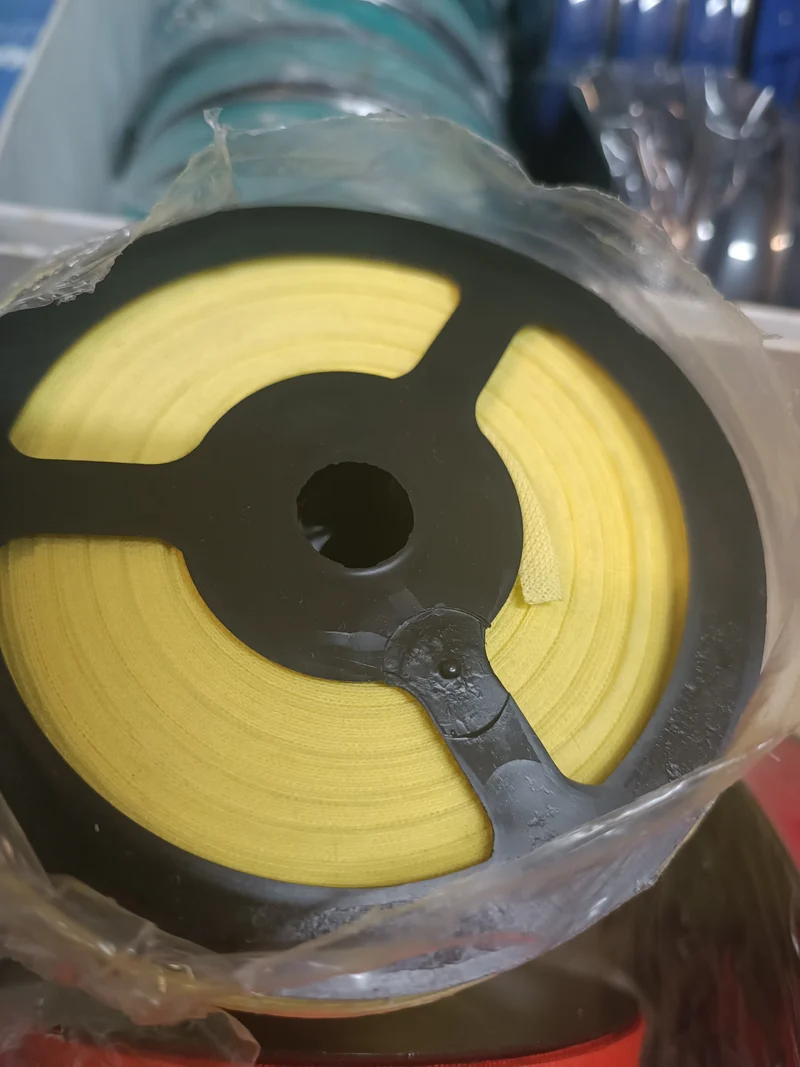 Sbieco 100% cotone in rotoli di 20 m, per varie utilizzazioni. 50 g.