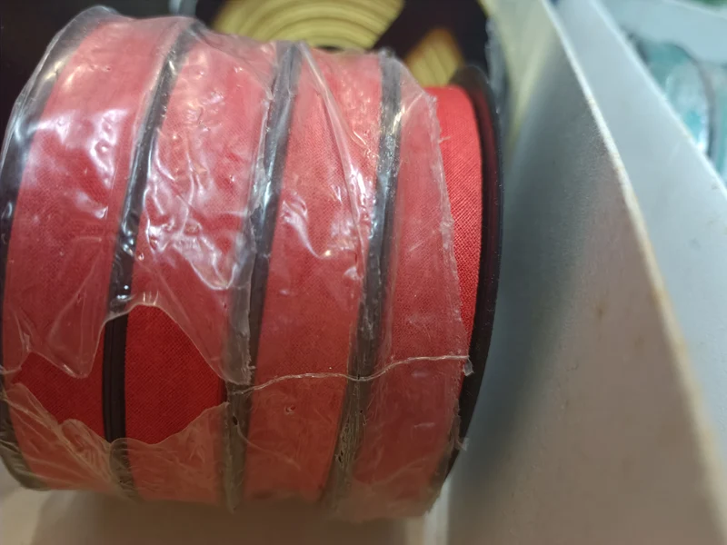 Sbieco 100% cotone in rotoli di 20 m, per varie utilizzazioni. 50 g.