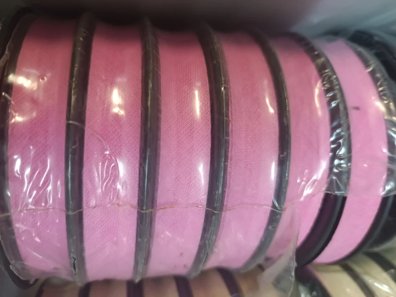 Sbieco 100% cotone in rotoli di 20 m, per varie utilizzazioni. 50 g.