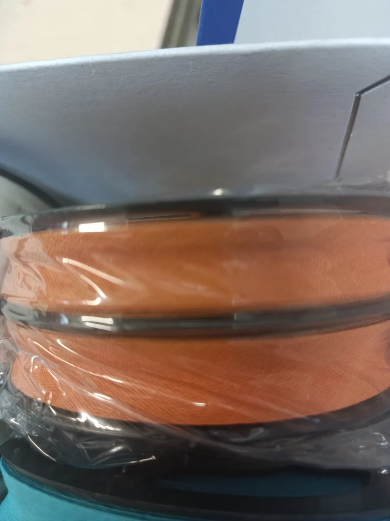 Sbieco 100% cotone in rotoli di 20 m, per varie utilizzazioni. 50 g.