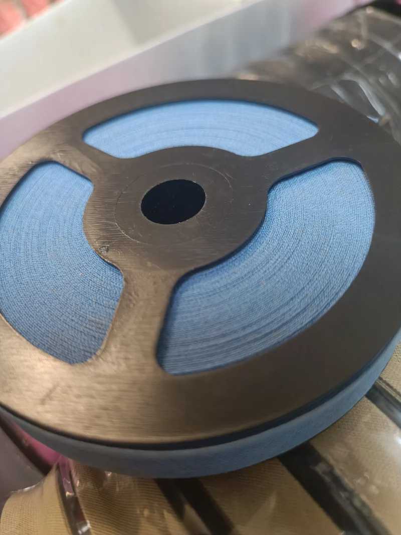 Sbieco 100% cotone in rotoli di 20 m, per varie utilizzazioni. 50 g.