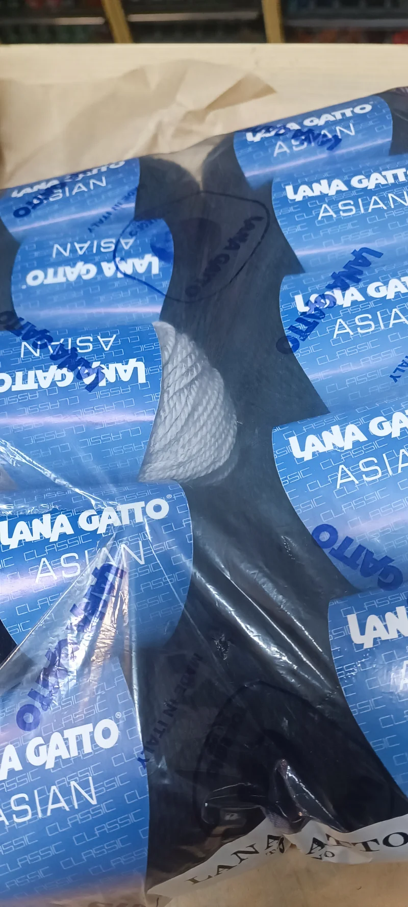 Misto lana al 70% Asia Gatto in gomitoli da 50g e 91 m, blu(9 gom) e grigio(1gom). 500 g.