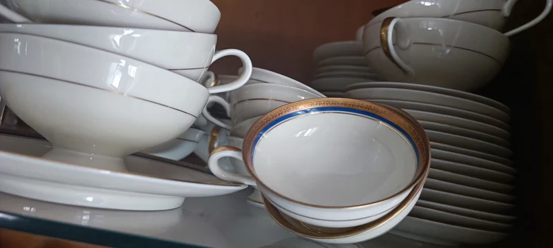 Tazzina con piattino vintage da caffè di porcellana Thomas Germany profilata il oro e blu cobalto. 100g.