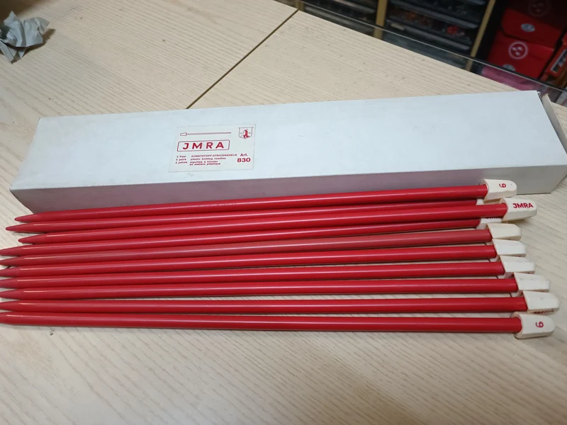 Ferri per maglia n 9 in plastica. 50g.