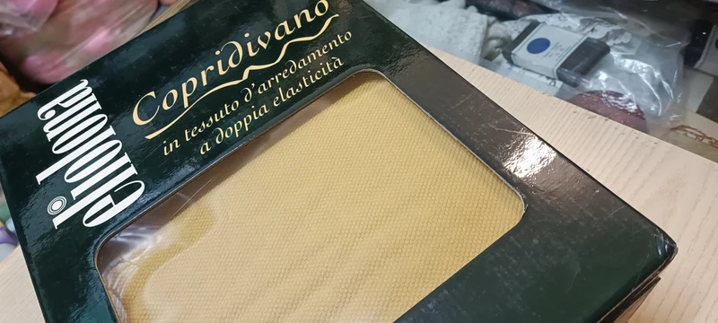 Copridivano a un posto Eliolona Zucchi, in tessuto d'arredamento a doppia elasticità.colore senape chiaro. 1,2 kg.
