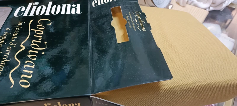 Copridivano a un posto Eliolona Zucchi, in tessuto d'arredamento a doppia elasticità.colore senape chiaro. 1,2 kg.