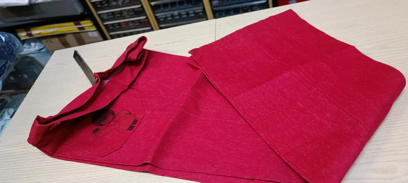 Quattro pantaloni vintage Tommy Jeans per ragazzo, taglia 40, colore rosso. 1,3 kg.