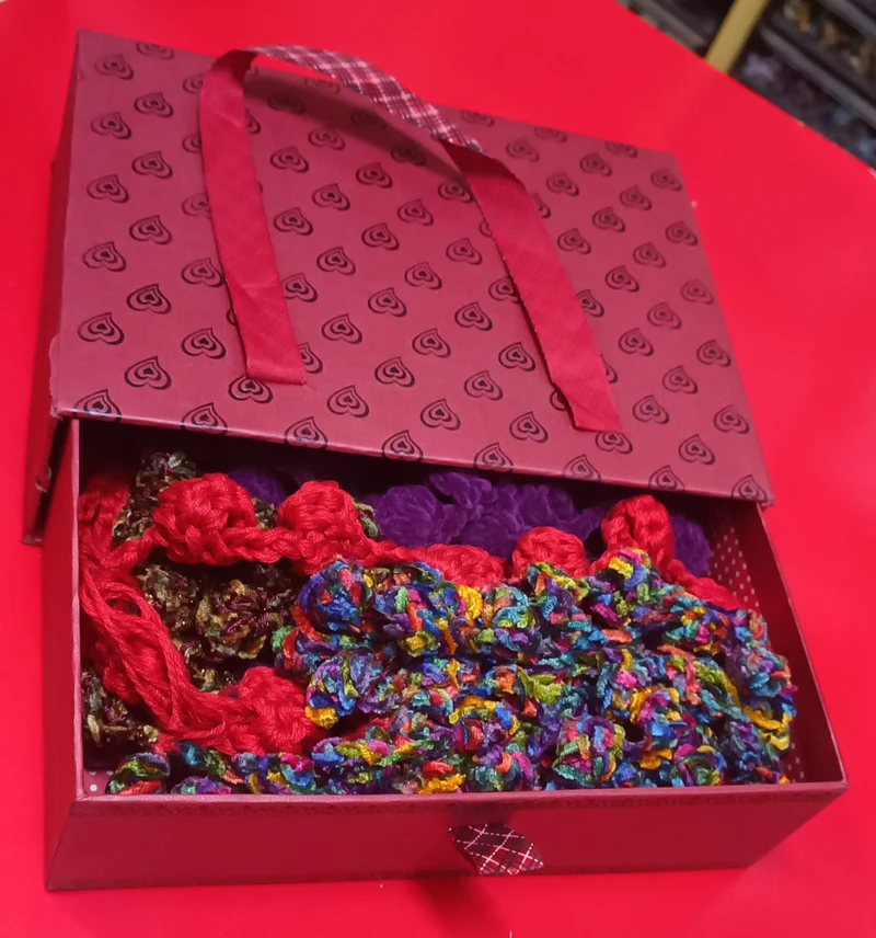 Idea regalo per Natale. Cofanetto vintage con cinque collare artigianali realizzate con filati moda.. 450g.