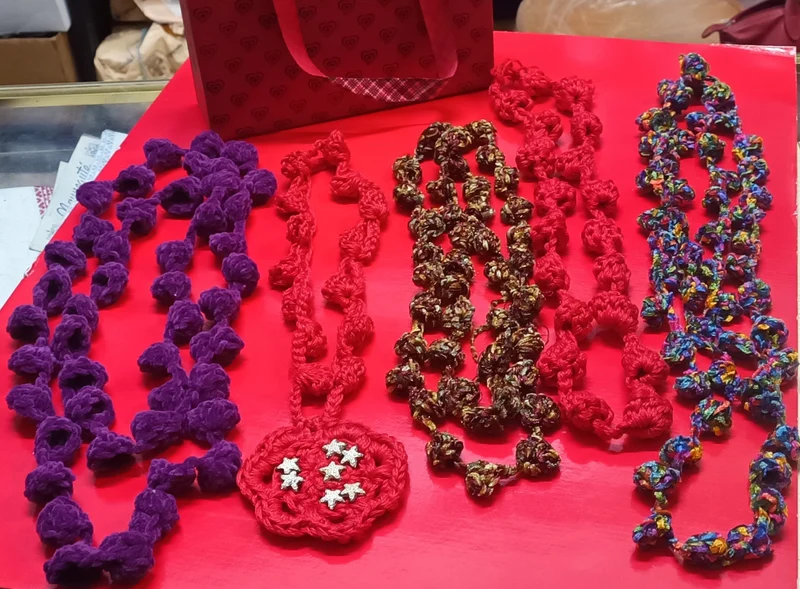 Idea regalo per Natale. Cofanetto vintage con cinque collare artigianali realizzate con filati moda.. 450g.