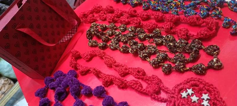 Idea regalo per Natale. Cofanetto vintage con cinque collare artigianali realizzate con filati moda.. 450g.