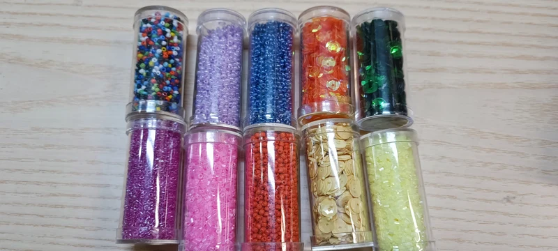 Kit di perline e paillettes per ricamo. Dieci confezioni, colori assortiti in foto. 200g.