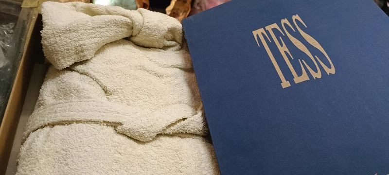 Accappatoio Tess Versilia, elegante e morbido, ideale in confezione regalo. 1,6 kg.