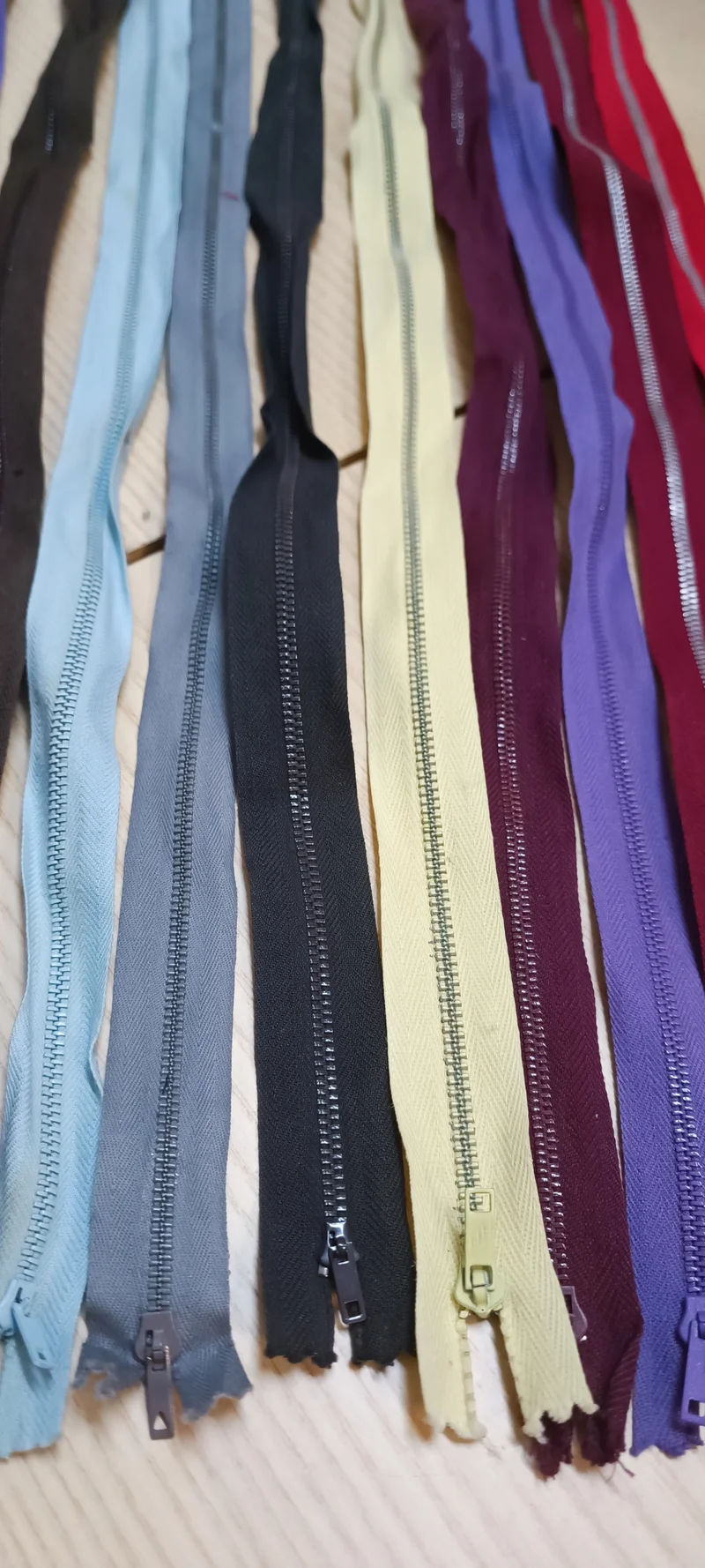 Dieci lampo da 55 /60cm. Colori assortiti in foto. 150g.