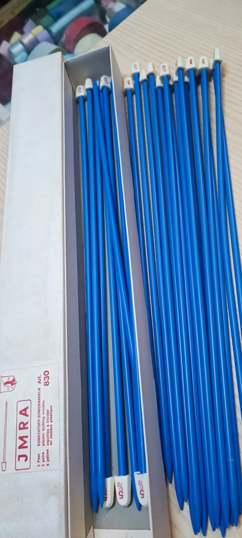 Ferri per maglia n 5,5, in plastica, lunghezza 40cm. 50g.