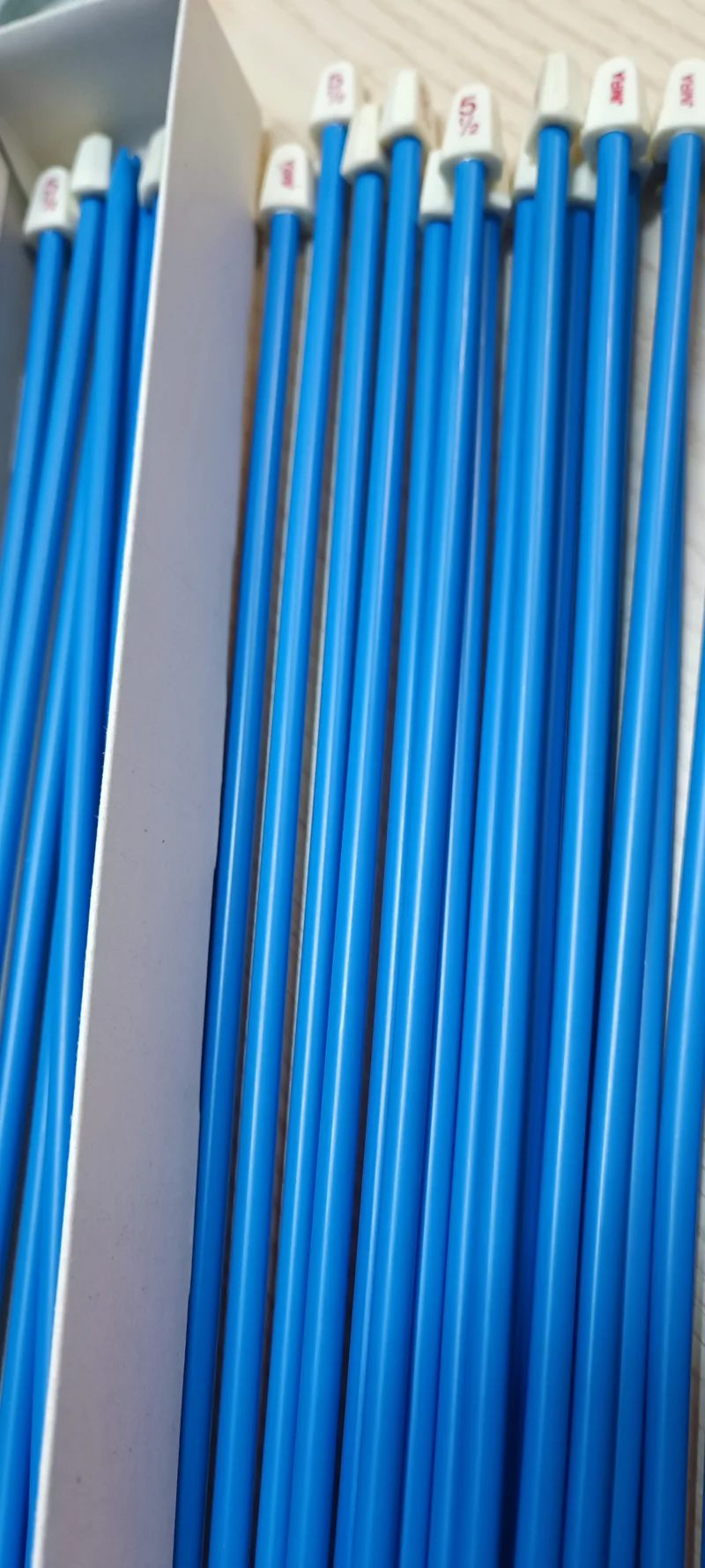 Ferri per maglia n 5,5, in plastica, lunghezza 40cm. 50g.